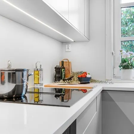 Apartment Spacious With Terrace & Parking *