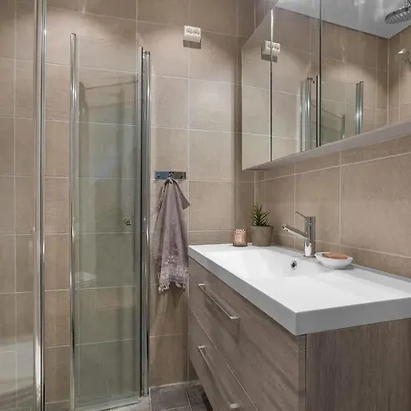 Apartment Spacious With Terrace & Parking *