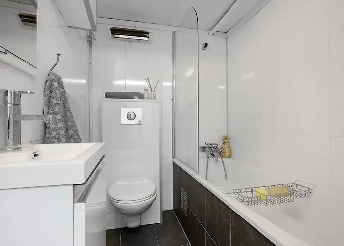 Spacious With Terrace & Parking برغن