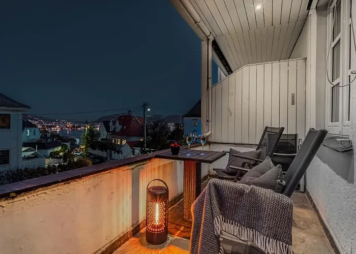 Spacious With Terrace & Parking Bergen